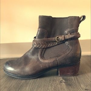 UGG brown ankle booties lined with fur